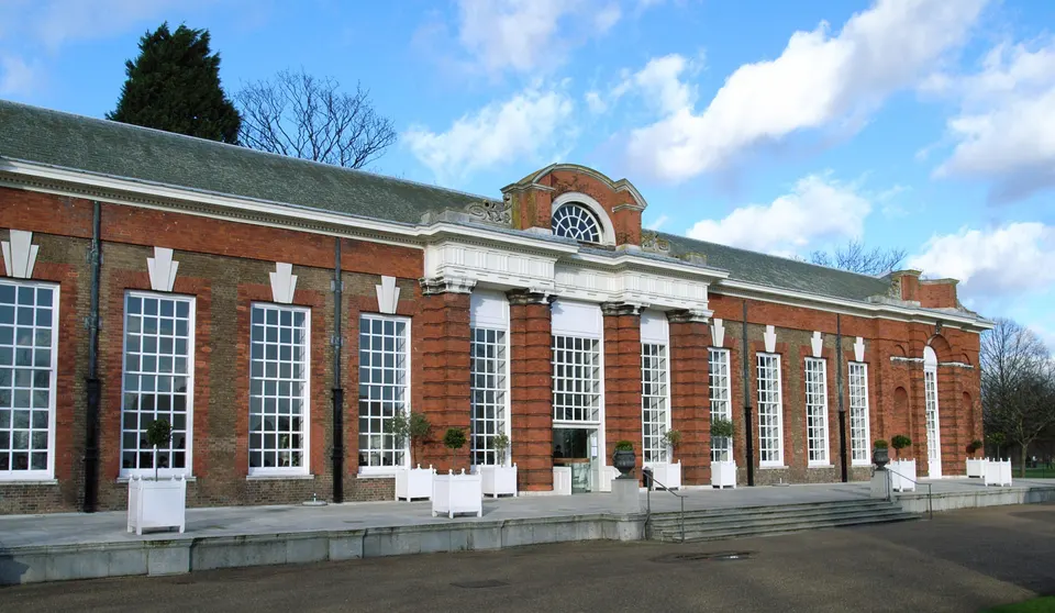 El histórico edificio barroco The Orangery y los jardines formales del Palacio de Kensington.