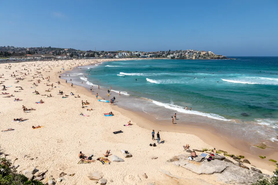 La legendaria playa de Bondi Beach con la piscina oceánica de Bondi Icebergs y rompientes de surf.