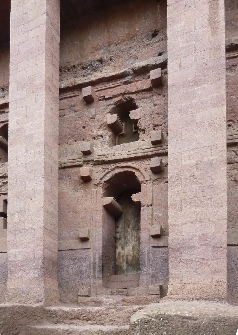 La monumental fachada exterior con peristilo de columnas de Bete Medhane Alem en Lalibela.