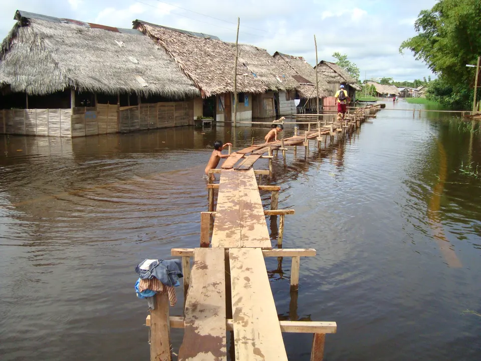 Casas de madera sobre palafitos y canoas de pescadores en el emblemático barrio fluvial de Belén en Iquitos