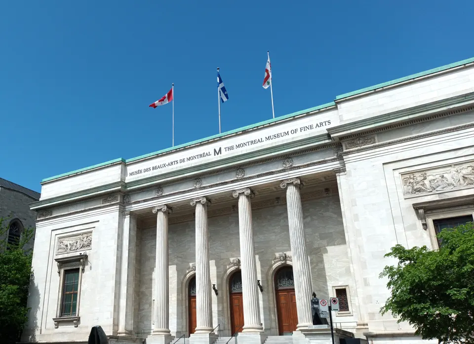 Fachada de mármol blanco del pabellón Hornstein del Museo de Bellas Artes de Montreal en Rue Sherbrooke.