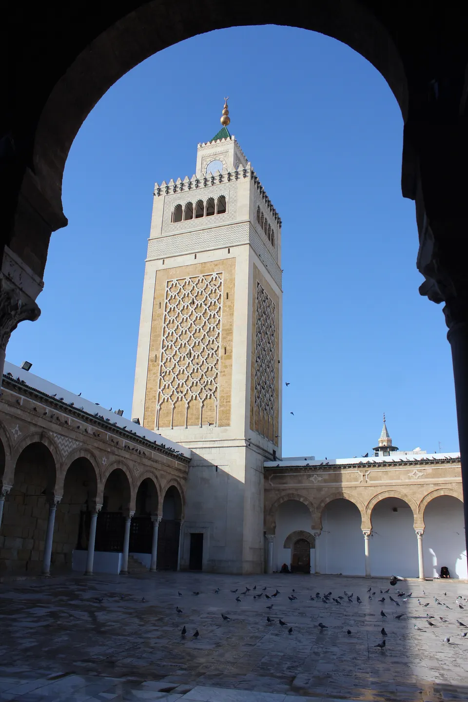 Patio porticado y alminar de la Gran Mezquita Al-Zaytuna en el corazón de la Medina.