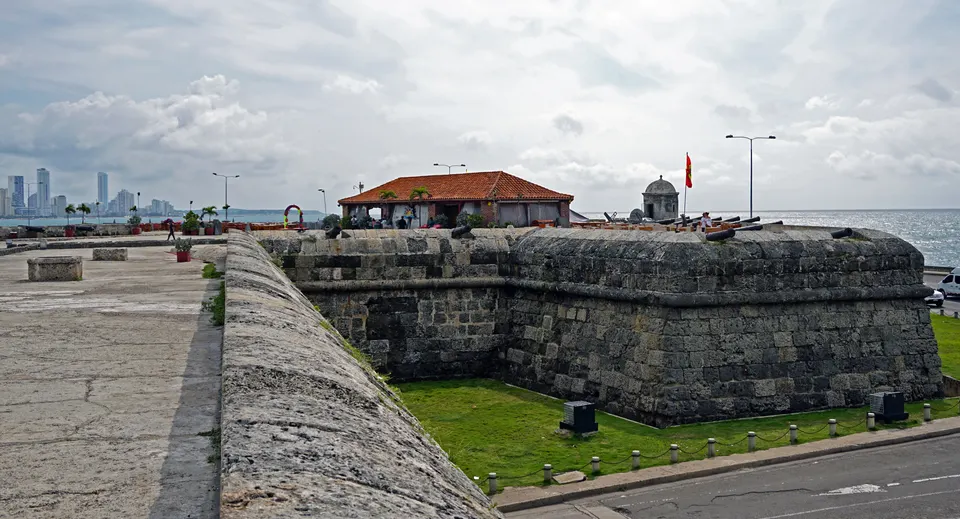 Baluartes y murallas de piedra coralina de Cartagena de Indias frente al oleaje del mar Caribe