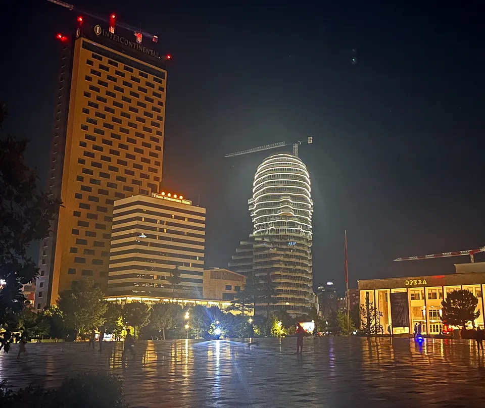 La plaza Skanderbeg de Tirana iluminada de noche.