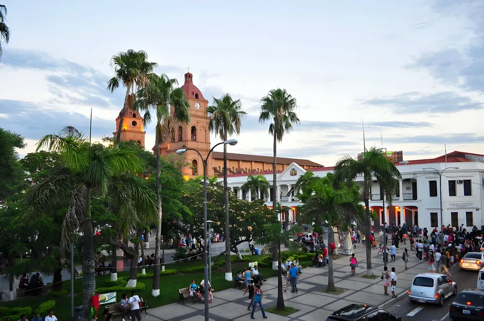 La Plaza 24 de Septiembre y la vegetación tropical en el centro histórico de Santa Cruz de la Sierra.
