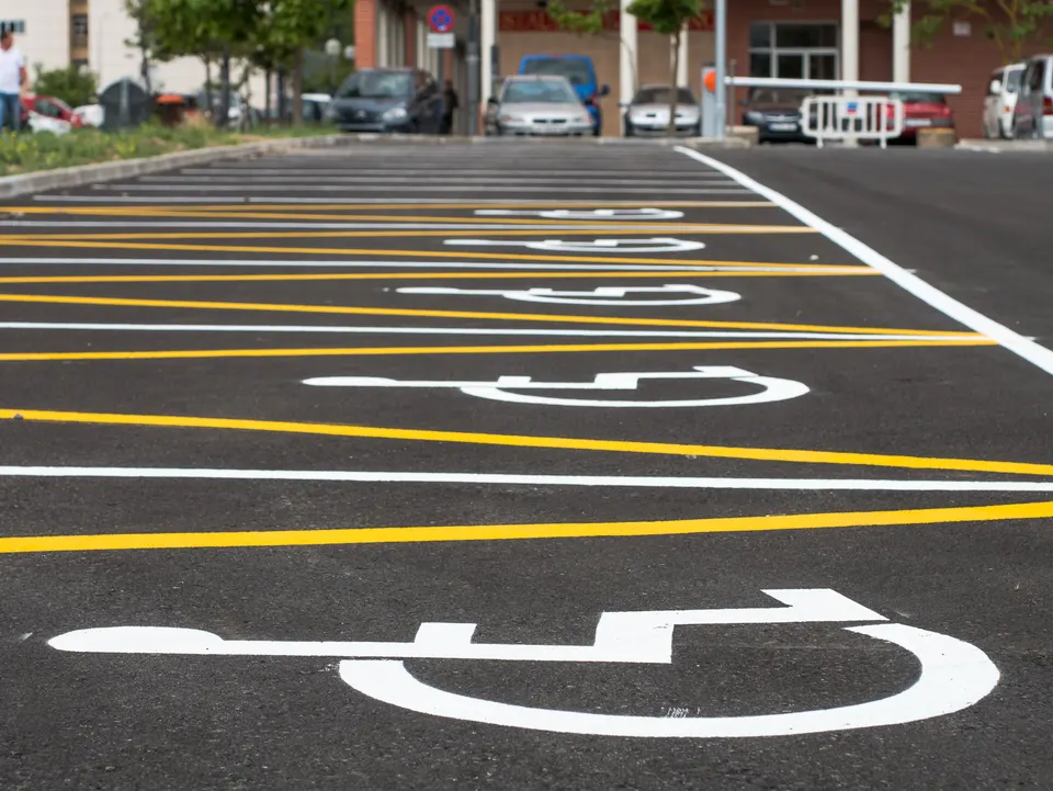 Zona de aparcamiento exterior con vehículos estacionados antes de iniciar la ruta.