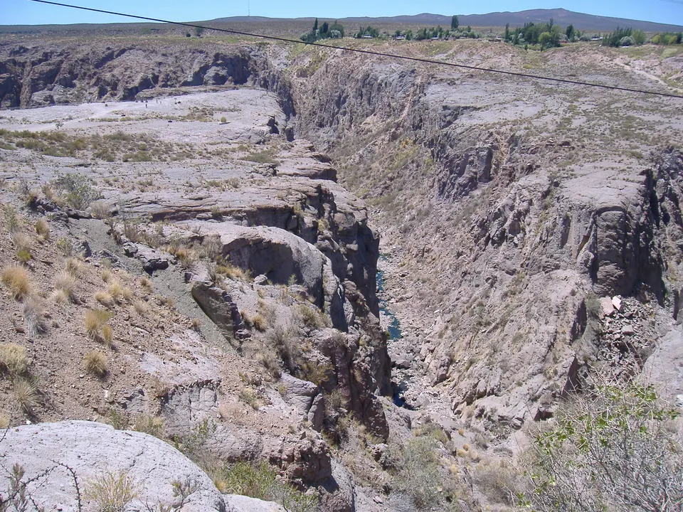 Garganta geológica esculpida por el agua y formaciones minerales en el Cañón del Atuel.