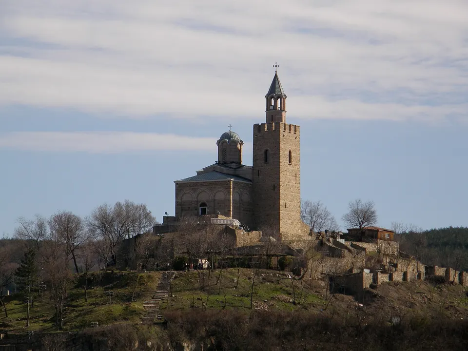 Panorámica de la fortaleza medieval de Tsarevets sobre el meandro rocoso del río Yantra en Veliko Tarnovo.