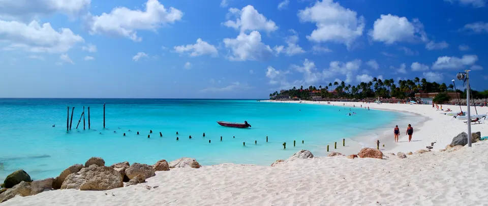 Vista de Eagle Beach, Aruba, con su franja de hoteles de baja altura.