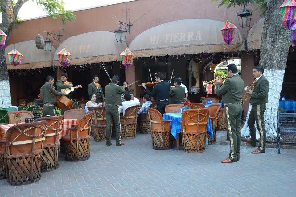 Mariachi band at El Parian, a former market, in Tlaquepaque, Jalisco, Mexico en guadalajara