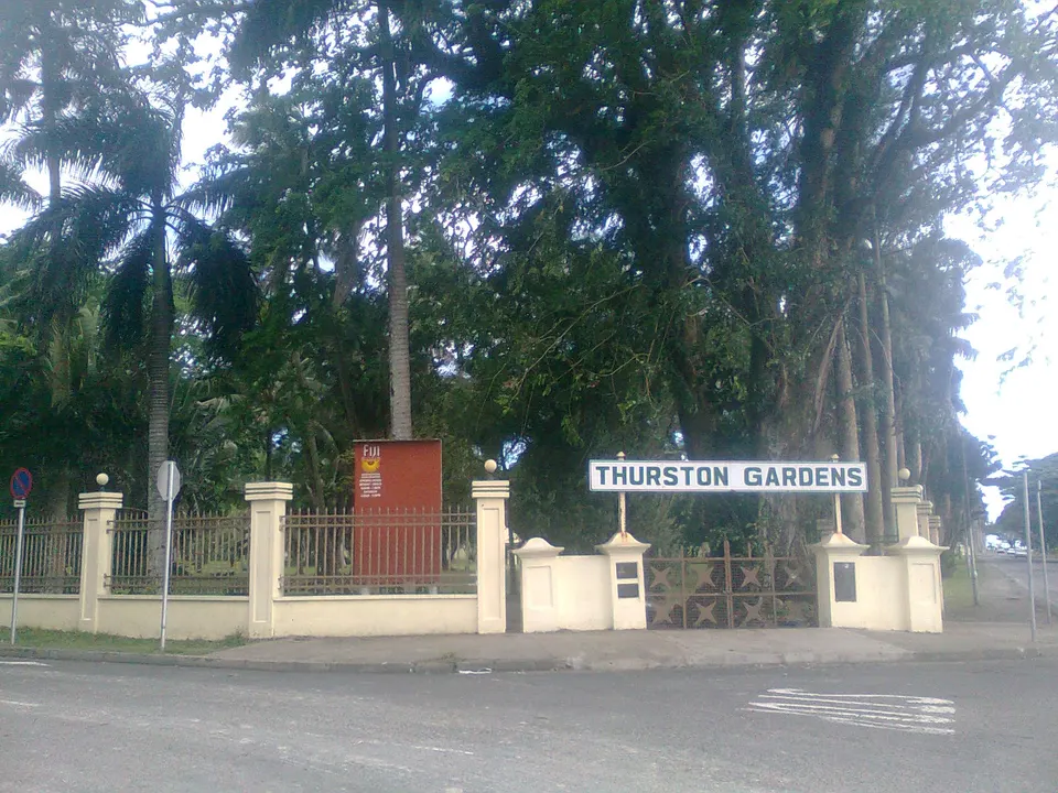 Avenidas de palmeras reales y árboles patrimoniales en los jardines botánicos Thurston Gardens de Suva.