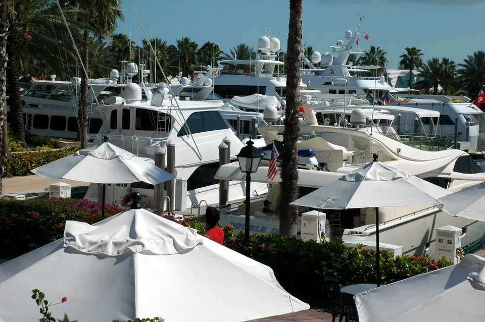 Yates amarrados en la Marina de Atlantis, Paradise Island.