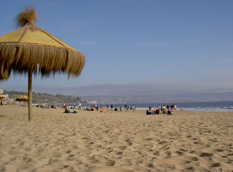 Arenales y terrazas escalonadas frente al océano Pacífico en el balneario de Reñaca.
