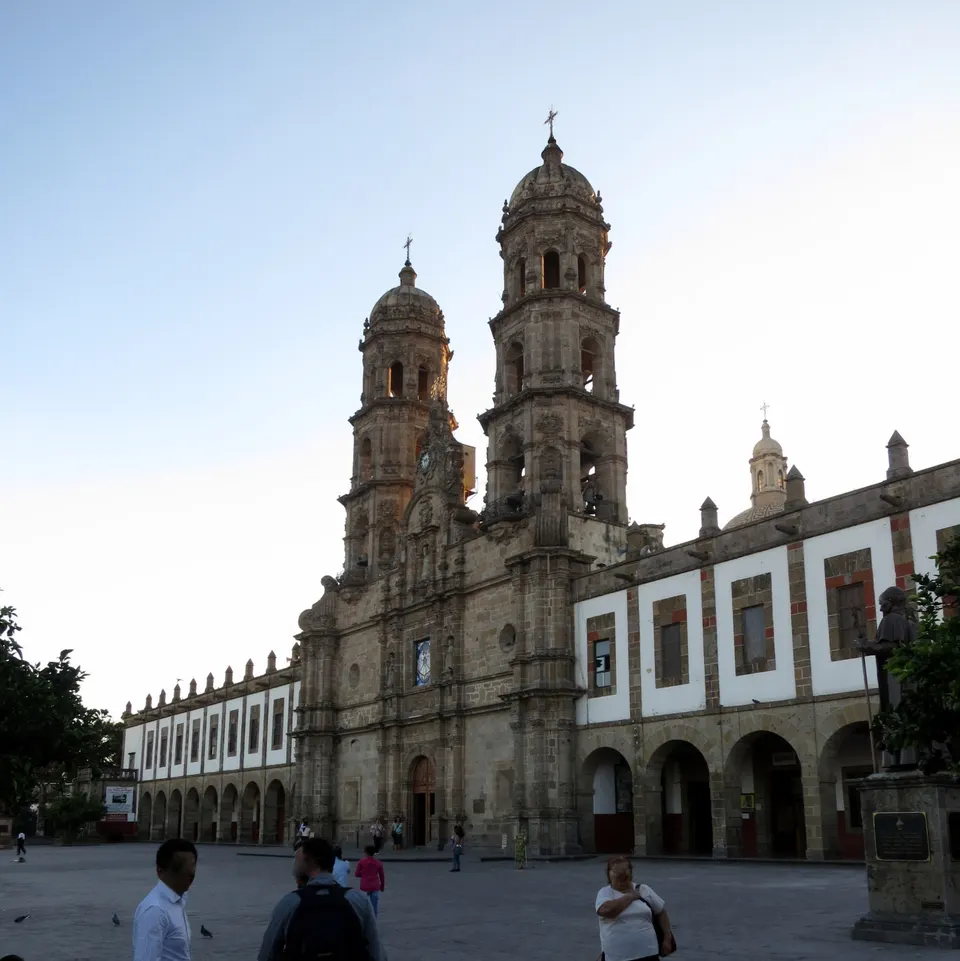 Basílica de Nuestra Señora de Zapopan (Zapopan, Jalisco) - exterior and plaza en guadalajara
