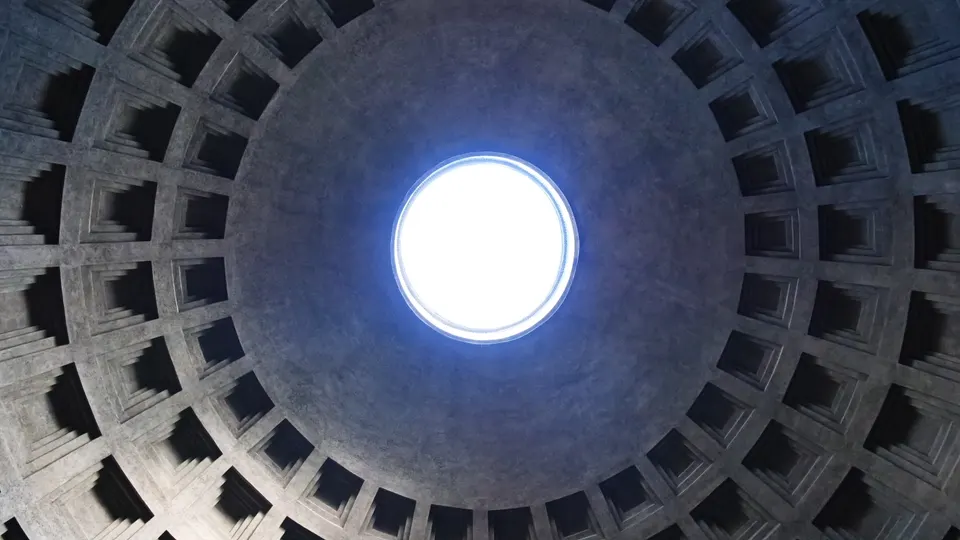 El óculo central de la cúpula del Panteón, única fuente de luz natural del interior.