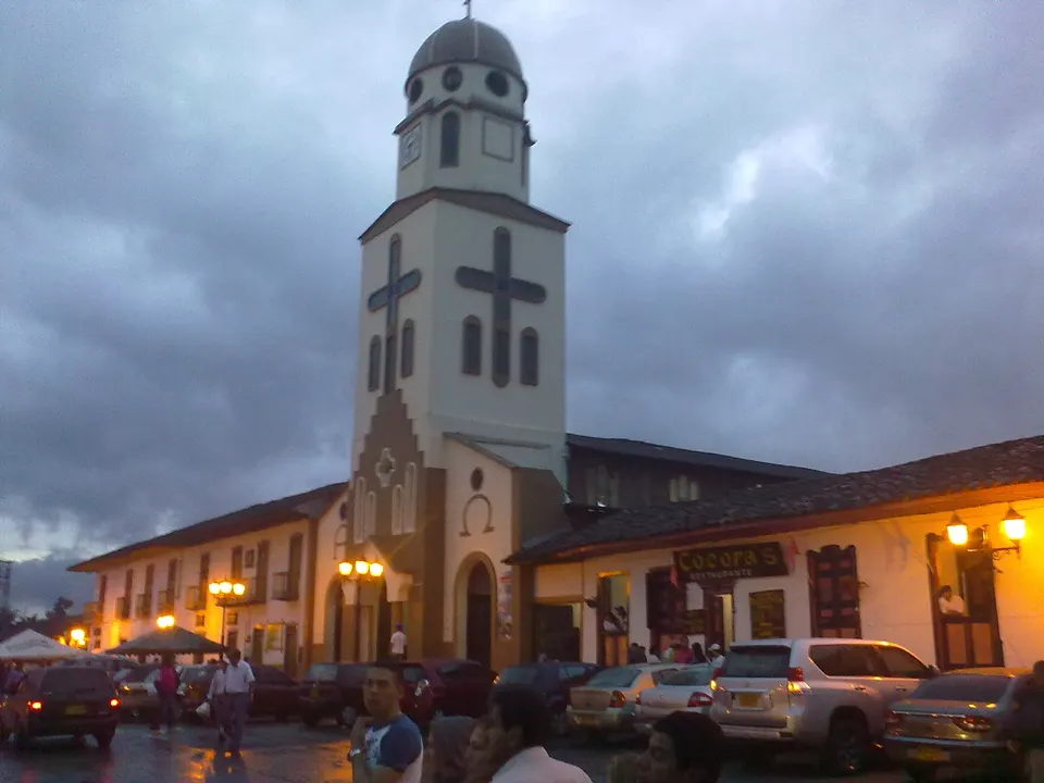 Plaza de Bolívar de Salento con la Parroquia Nuestra Señora del Carmen y montañas de fondo