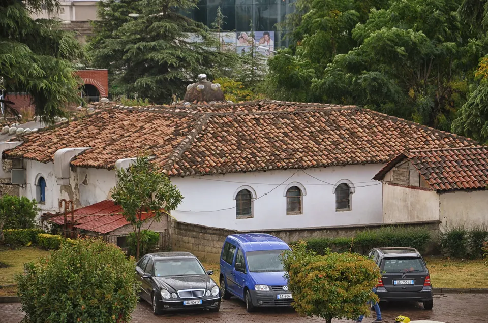 Las cúpulas del hamam del bazar de Elbasan.