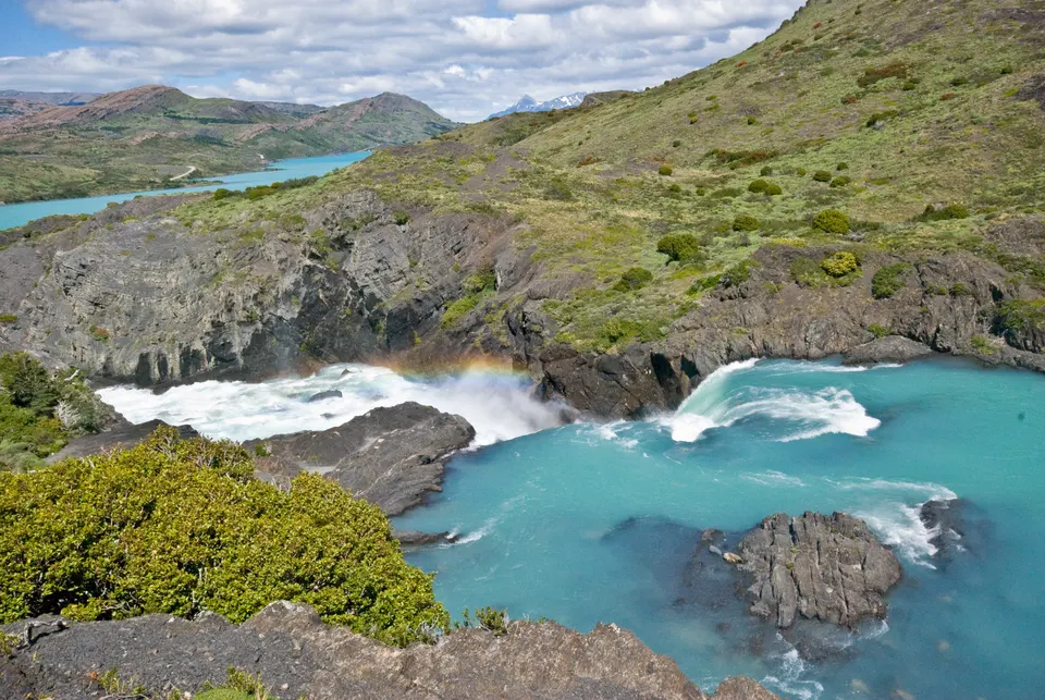 Caudaloso torrente de aguas turquesas del Salto Grande precipitándose con fuerza entre paredes rocosas