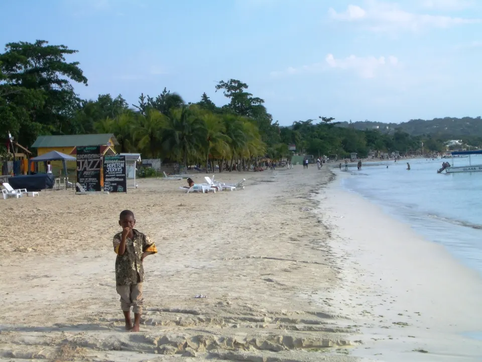 Seven Mile Beach, la extensa playa de arena blanca de Negril.