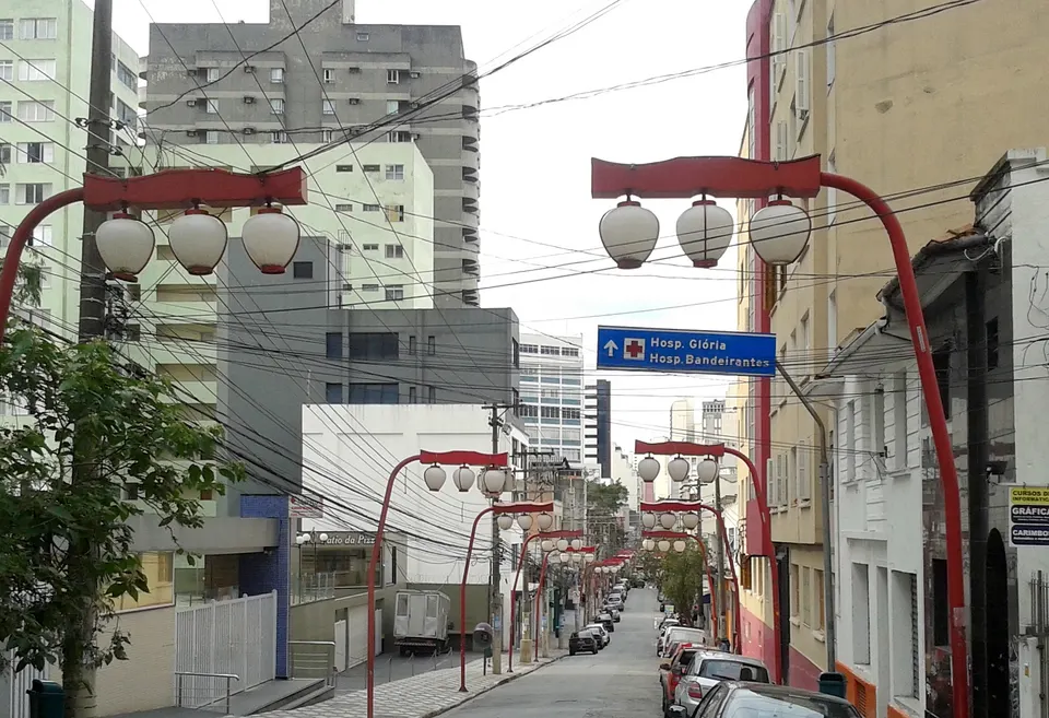 Calles del barrio de la Liberdade en São Paulo decoradas con farolas rojas tradicionales y el pórtico japonés torii.