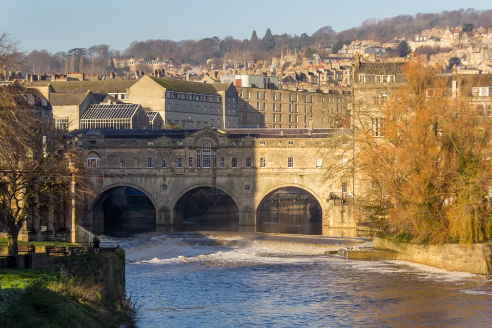 Pulteney Bridge y el vertedero en herradura del río Avon en Bath.