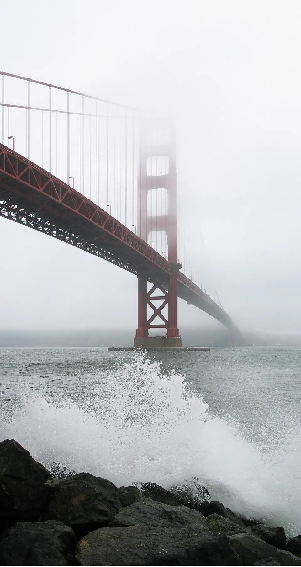 The Golden Gate Bridge as seen from Fort Point on a foggy day. en estados-unidos