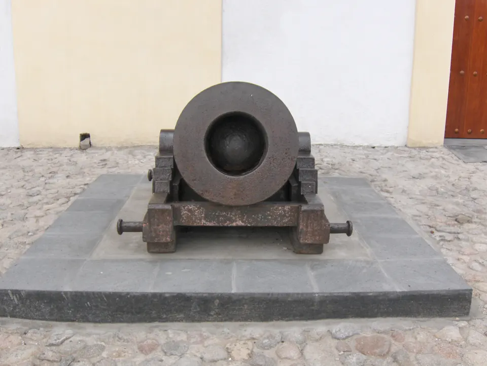 Muros fortificados y cañones históricos en los Fuertes de Loreto y Guadalupe en Puebla.