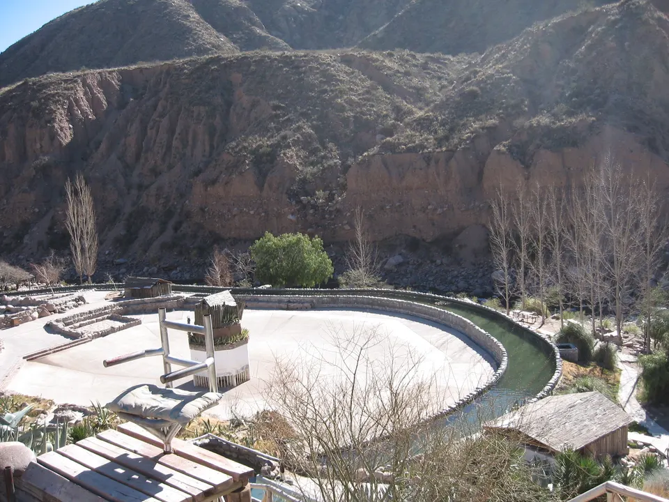 Piletas escalonadas de piedra con aguas termales naturales en Termas de Cacheuta.