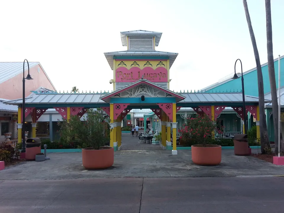 Entrada principal de Port Lucaya Marketplace, en Gran Bahama.
