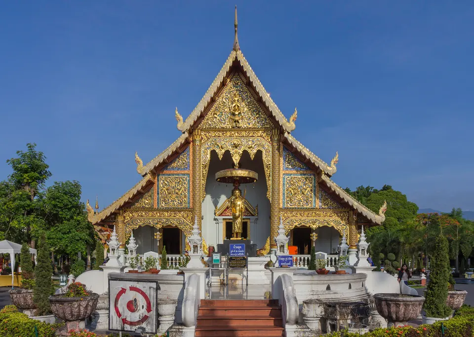 Elegante templo de madera dorada y arquitectura Lanna clásica en Wat Phra Singh, Chiang Mai.