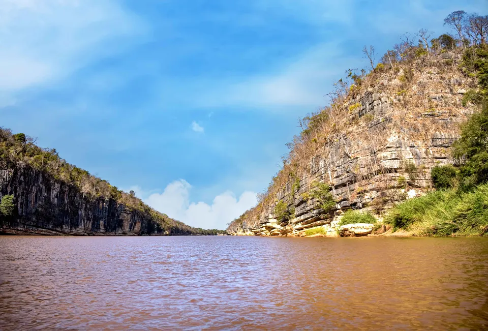 Galerías subterráneas y cuevas cársticas a orillas del río Manambolo con antiguas tumbas Vazimba.