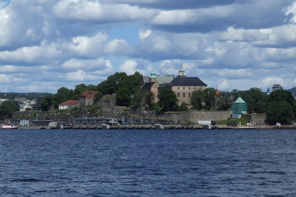 Murallas medievales y torres de la Fortaleza de Akershus asomadas al puerto de Oslo.