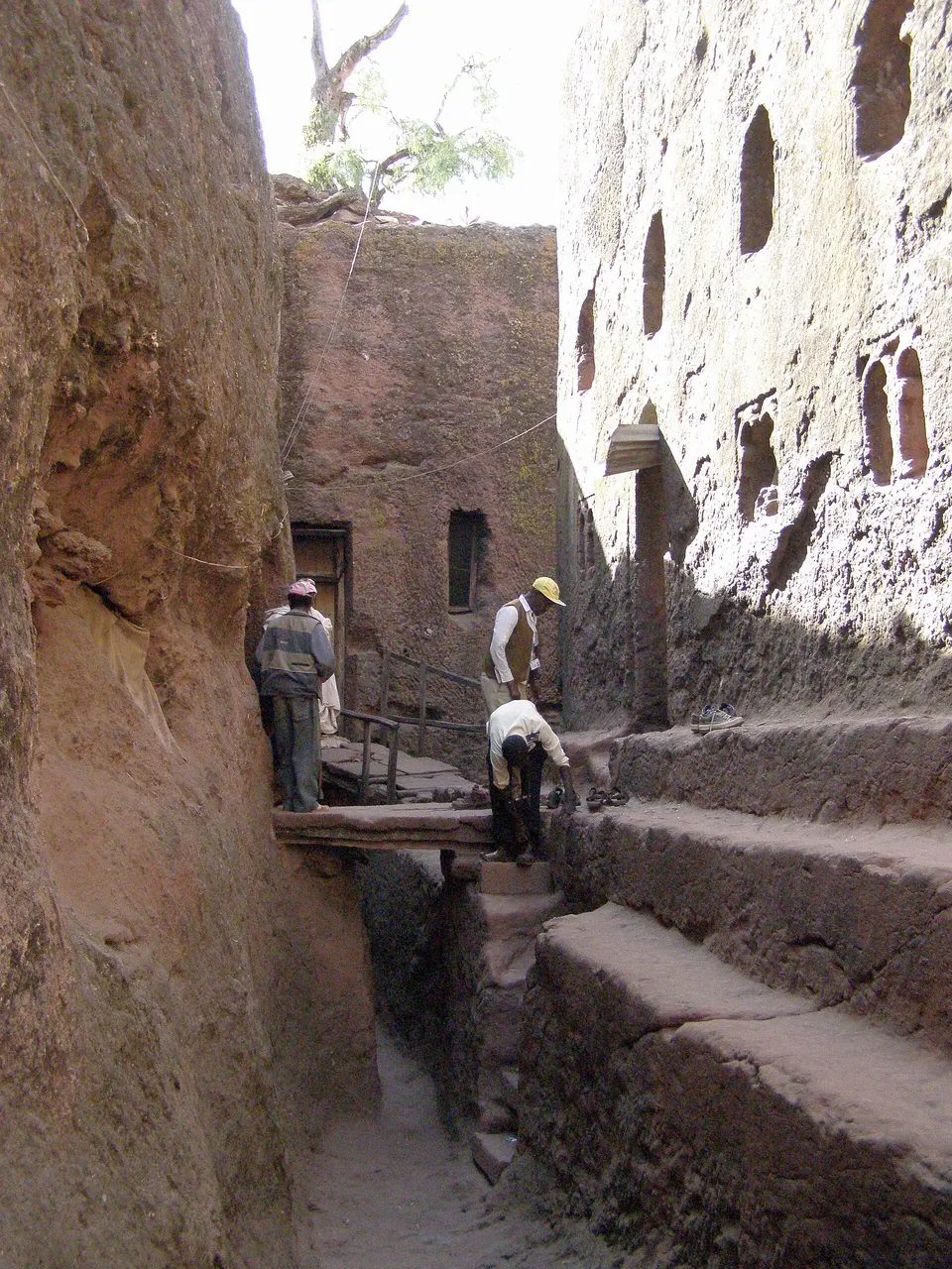 Muros interiores y santos tallados en bajo relieve en el complejo sagrado de Bete Golgotha.