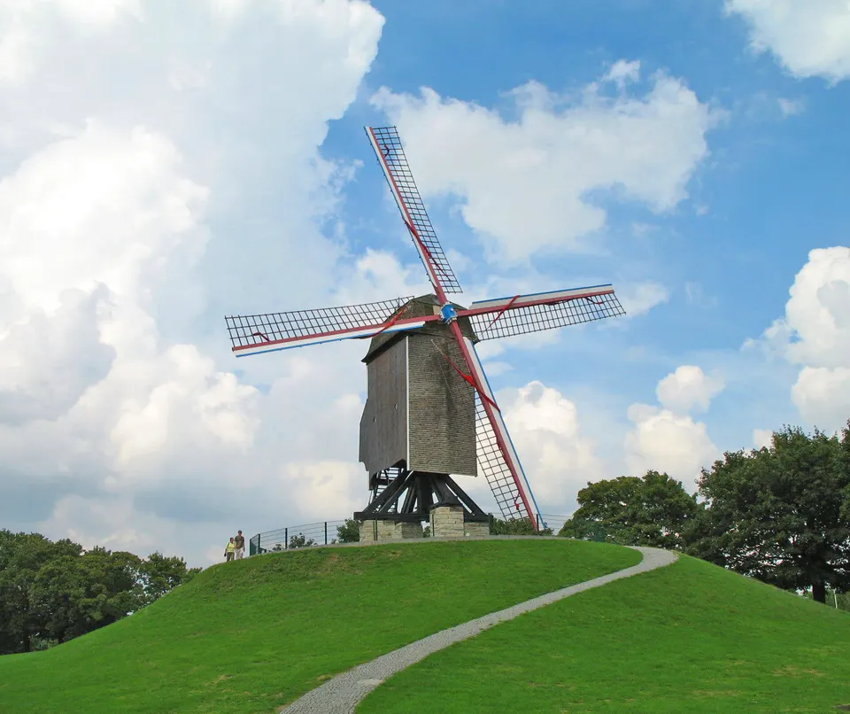 El molino de viento Sint-Janshuismolen sobre las antiguas murallas (Kruisvest) de Brujas.