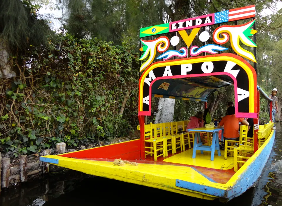 Trajinera de Xochimilco. CDMX, México. en ciudad-de-mexico