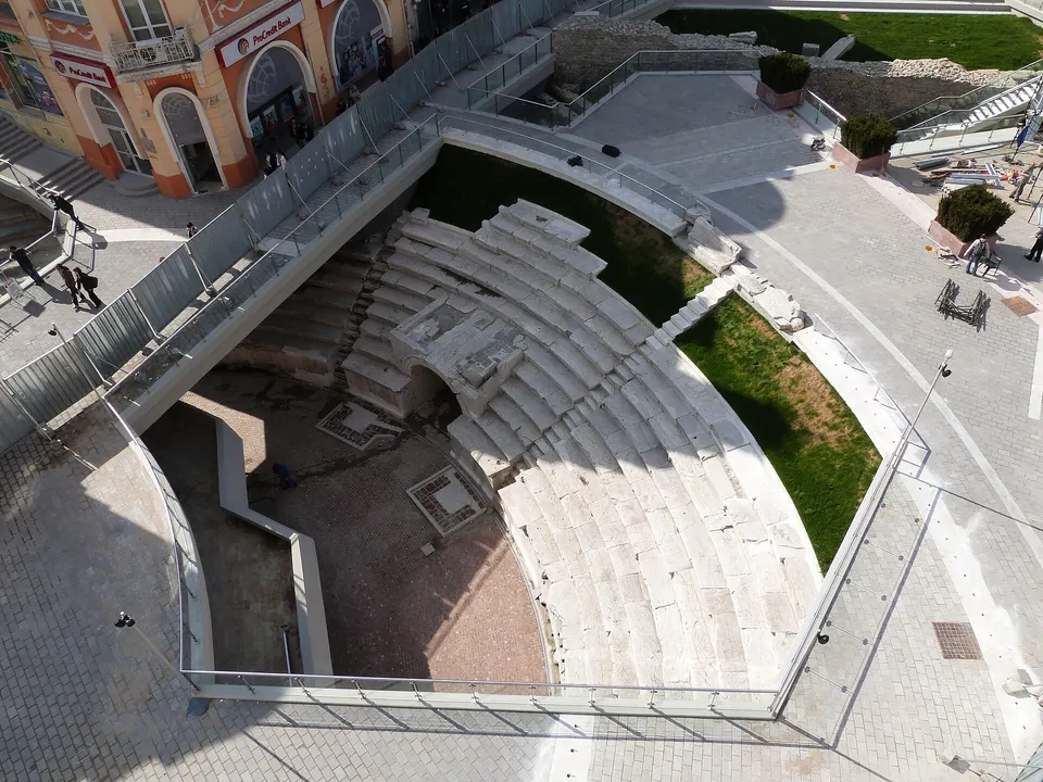 Sección excavada de la curva norte del Estadio Romano de Trimontium en la plaza Dzhumaya.