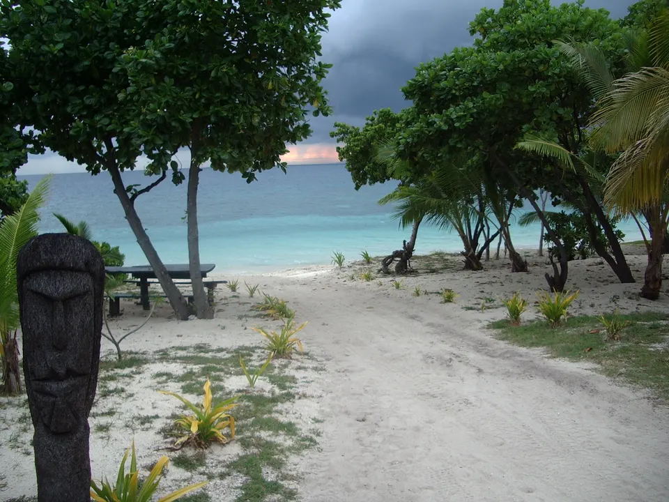 Ribera de arena dorada y palmeras sombreadas en la paradisíaca Bounty Island en Fiyi.