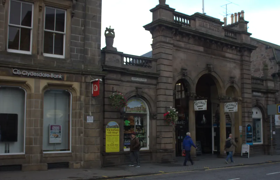 La entrada por Academy Street al Victorian Market de Inverness.