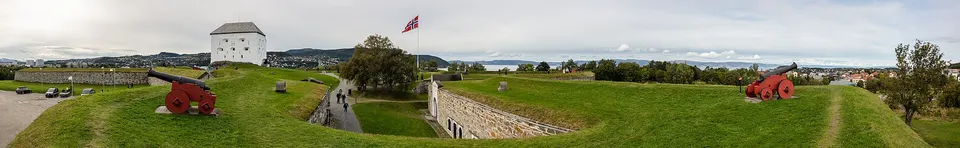 Torreón blanco de la fortaleza de Kristiansten dominando la ciudad y el fiordo de Trondheim.
