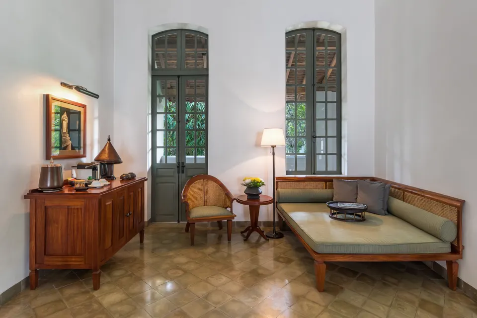 Amplia habitación suite de hotel de lujo con mobiliario elegante y vistas panorámicas.