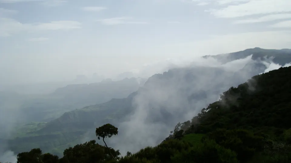 Vistas infinitas sobre los valles septentrionales desde las inmediaciones del campamento Sankaber.