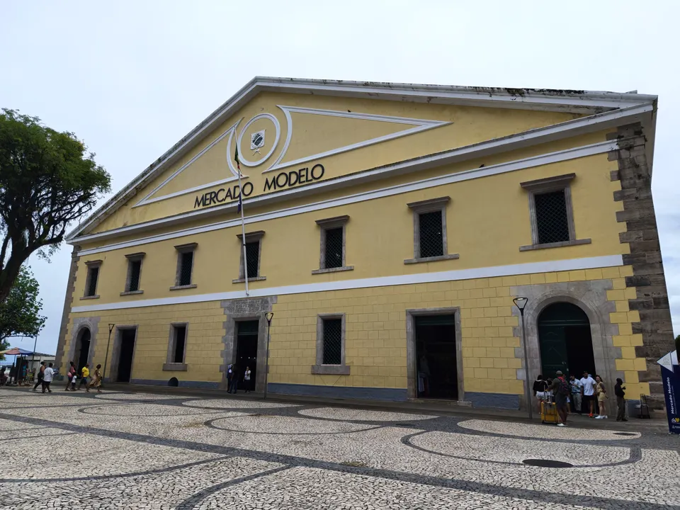 Edificio neoclásico del histórico Mercado Modelo en Cidade Baixa frente al puerto de Salvador de Bahía.