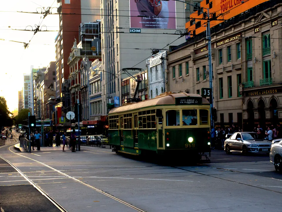 Histórico tranvía verde clase W del servicio City Circle recorriendo las avenidas de Melbourne.