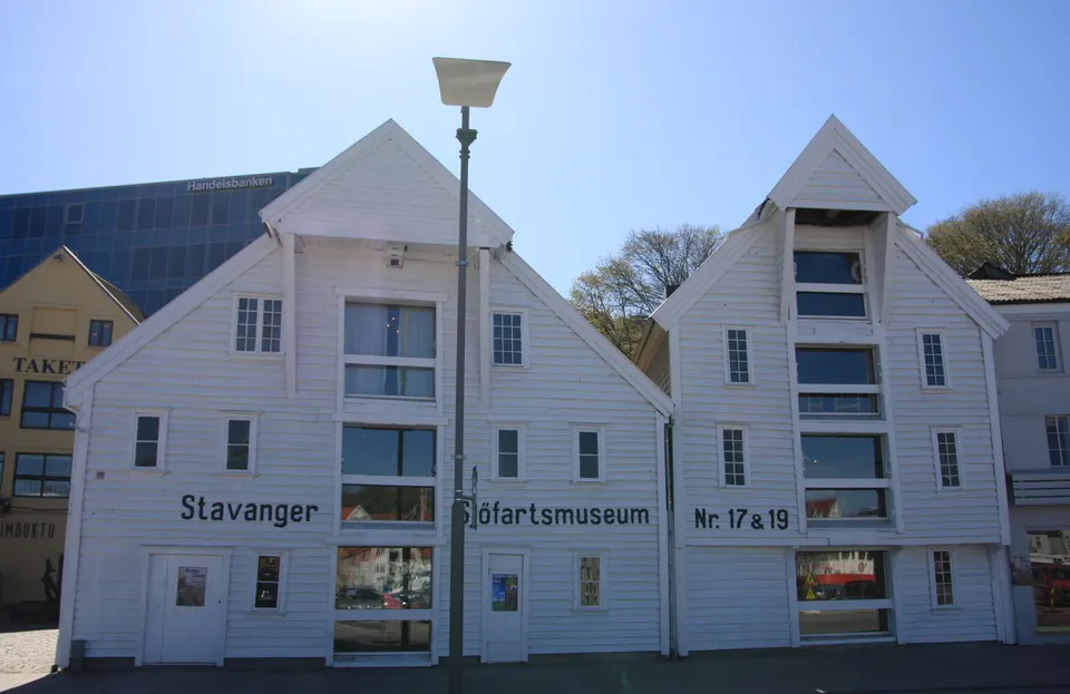 Almacenes comerciales del siglo XVIII frente al puerto que albergan el Museo Marítimo de Stavanger.