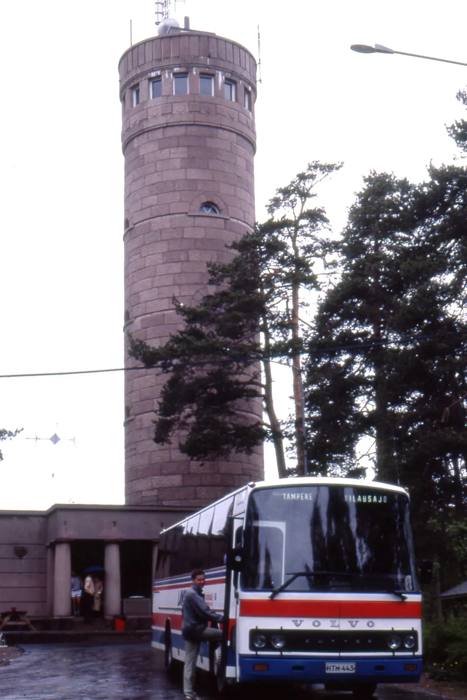 Torre de observación de granito rojo de Pyynikki erigida en la cresta de grava boscosa más alta del mundo.