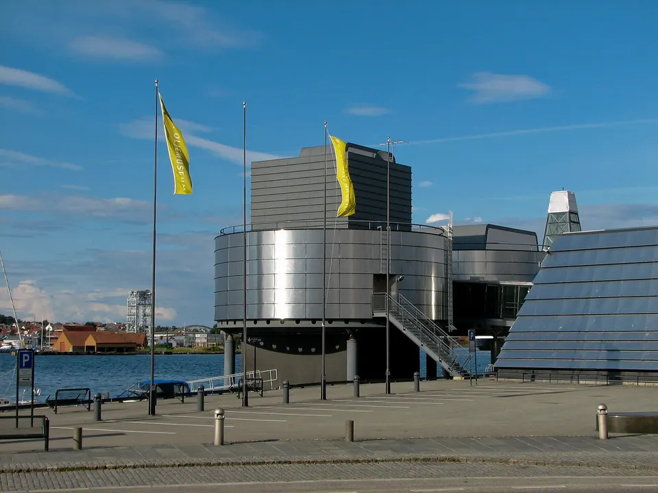 Estructuras de diseño vanguardista inspiradas en plataformas marinas del Museo del Petróleo en Stavanger.