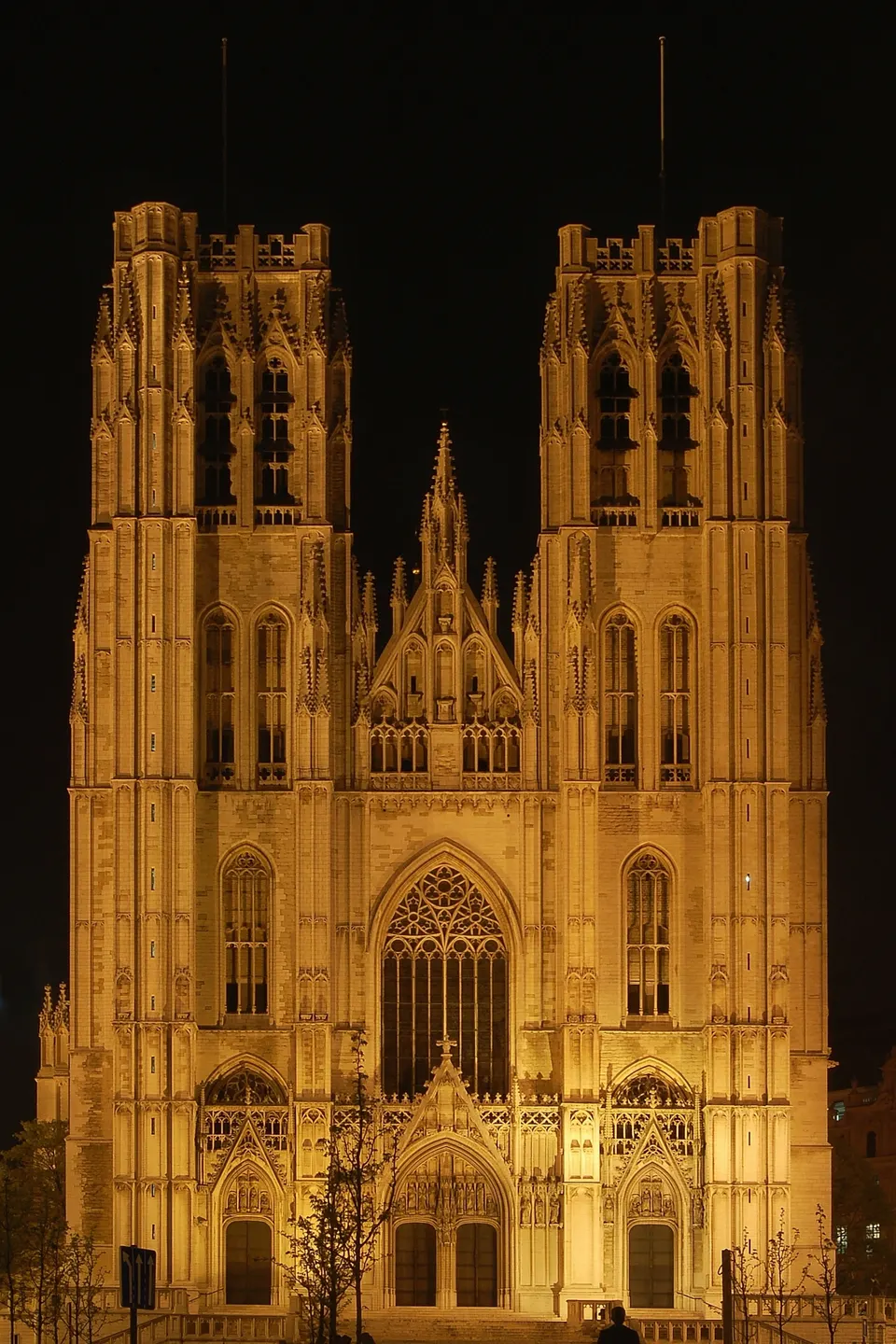 Fachada gótica de la Catedral de San Miguel y Santa Gúdula, catedral principal de Bruselas.