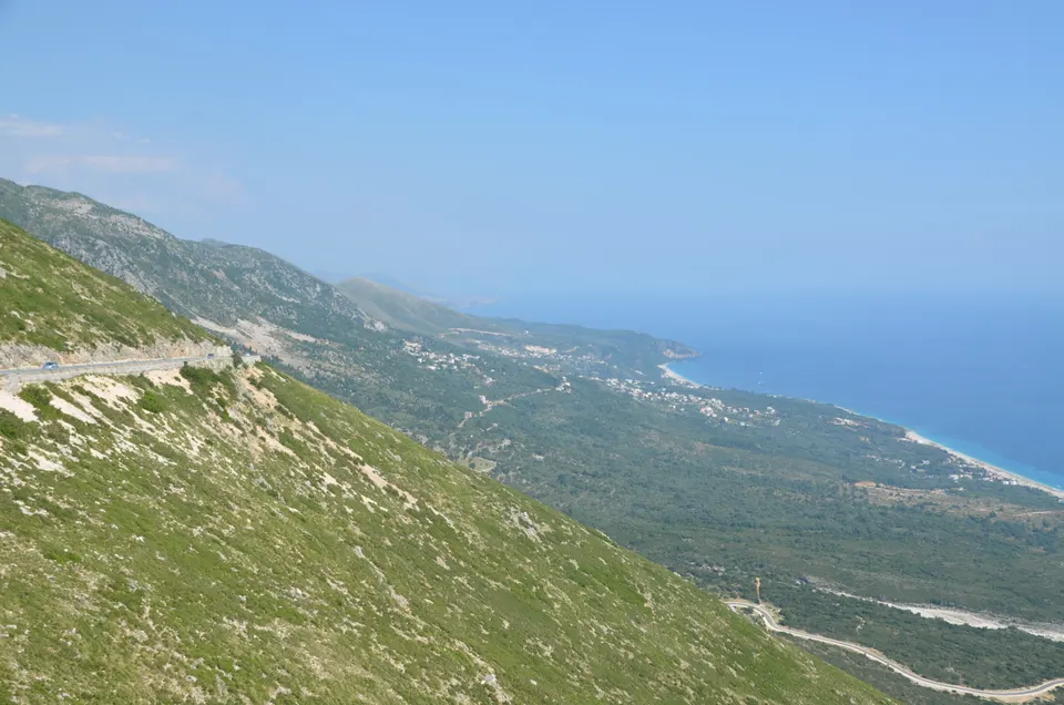 La costa de la Riviera Albanesa en la región de Dhërmi, sobre el mar Jónico.