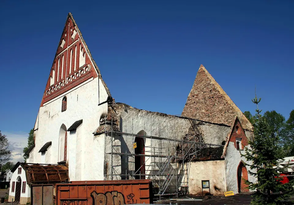 Frontón encalado con tracerías rojas y tejado empinado de la catedral medieval de piedra de Porvoo.
