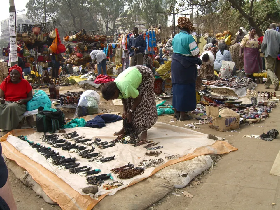 Puestos callejeros rebosantes de coloridas artesanías masai y telas en el mercado de Nairobi.